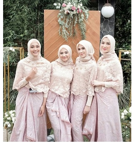 15 Ide Busana Bridesmaid Hijab 2022 beserta Harganya